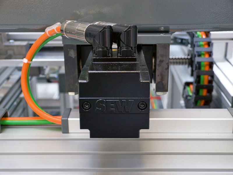 Sechs Elektrozylinder CMSB.. von SEW-Eurodrive führen den Pressvorgang an der Vorder- und Gegenseite sowie an den beiden Stirnseiten aus. Zum Teil fahren sie dabei synchron. Die Presskräfte werden mittels des Reglerstroms überwacht und für die Qualitätssicherung dokumentiert. (SEW-Eurodrive)