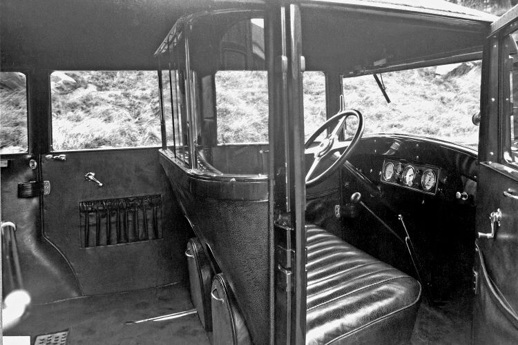 Die TR-670-Serie war eine Reihe von Taximodellen, die Volvo von 1930 bis 1937 baute. Hier der Innenraum eines TR 671 von 1930. Der TR S (Stad, „Stadt“) besaß eine Trennscheibe aus Glas zwischen dem Fahrersitz und dem Passagierraum. Dieser Wagen hatte eine höhere Dachlinie, damit die Herren ihren Zylinder während der Fahrt nicht abnehmen mussten. Der TR L (Landsort, „Land“) hatte diese Trennscheibe nicht und besaß die gleiche Dachlinie wie der normale PV 651. (Bild: Volvo)