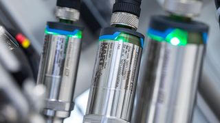 Von außen ist es dem Sensor nicht anzumerken, doch seine inneren Werte überzeugen: Die automatische Temperaturkalibrierung des Sensors erfolgt über die materialspezifische, exakte und langzeitstabile Curie-Temperatur eines im Sensor integrierten Referenzsensors. (Enderss + Hauser/Mark Reddy)