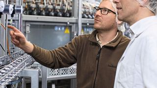 Der Anwender braucht sich bei der Wartung um nichts kümmern. Das Techniker-Team hat alle Werkzeuge und Ersatzteile dabei und bleibt vor Ort, bis die Anlage wieder erfolgreich in Betrieb gegangen ist. (Bild: Bürkert Fluid Control Systems)