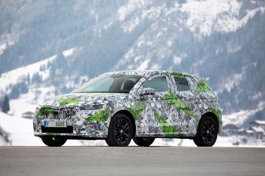 Nach VW Polo, Seat Ibiza und Audi A1 kommt der Fabia IV nun als letzter der Familie auch mit dem modularen Querbaukasten A0 von Volkswagen(Bild:  Fabia)