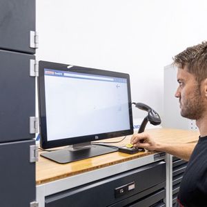 Die Bedienung von Garant Tool24 ist ein Kinderspiel. Zuerst meldet sich der Mitarbeiter an.(Bild:  Hoffmann Group)