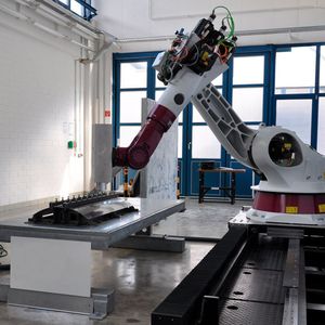 Laser on Demand aus Langenhagen schließt die Lücke zwischen Applikationstest und Umsetzung in die Praxis. Wie das geht, zeigen ein Projekt zum Thema CNC-Roboter für das Laserschweißen sowie ein Beispiel aus dem Dieselmotorenbau. Hier der CNC-Roboter, der als optimale Basis für die Laserbearbeitung durch weitere Applikationen deutlich verbessert wurde.
