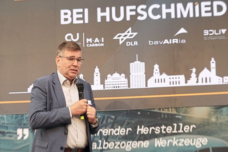 Dass für die Luft- und Raumfahrtindustrie auch der Standort eine große Rolle spielt, zeigte Wolfgang Hübschle vom Referat für Wirtschaft, Arbeit, Smart City, Liegenschaften und Marktwesen der Stadt Augsburg. (Bild: Maschinenmarkt/rw)