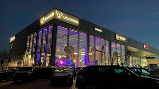 Auch nachts ist der neue Betrieb ein Hingucker. (Bild: Koch Auto Gruppe)