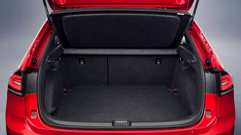 Der Kofferraum fasst 438 Liter und liegt damit etwas unter dem Niveau des T-Cross (455 Liter). (Bild: Volkswagen)