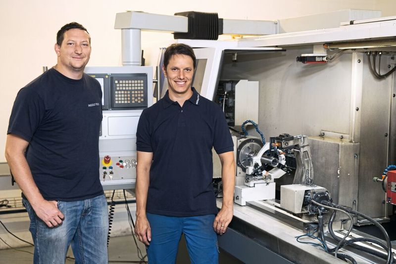 Christoph Jenzer, Geschäftsleitung (Leitung Avor), und Edgar Stich, Geschäftsleitung (Leitung Produktion), vor einer der vielen Studer-Maschinen bei der Ingold Tools AG.  (Fritz Studer AG)