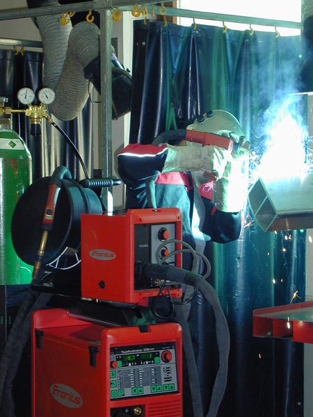 3  Innovativ seit 1950:  Fronius ermöglicht mit dem ersten Magnet-Joch-geregelten Schweißtransformator das stufenlose Einstellen des Schweißstroms. (Archiv: Vogel Business Media)