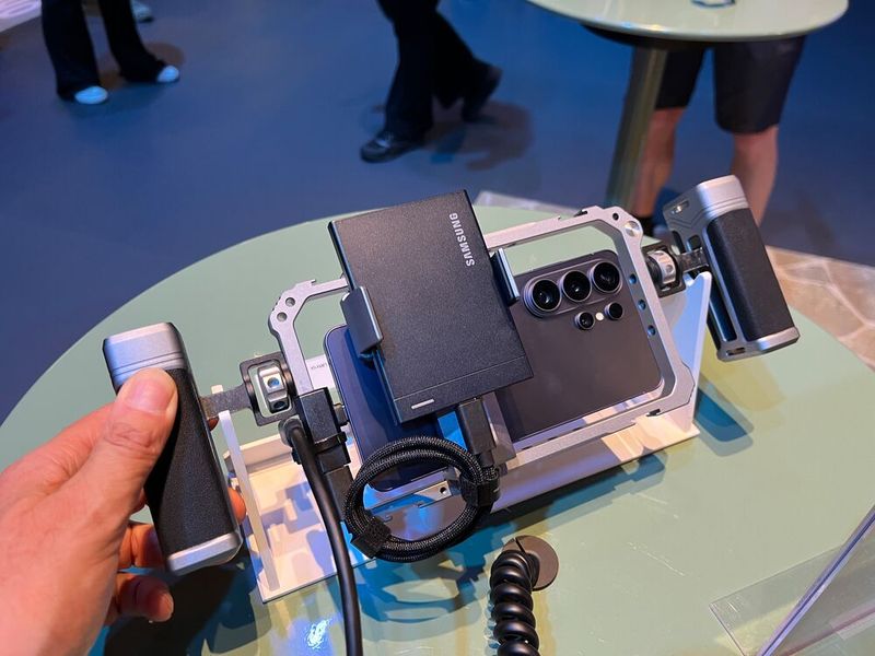 Die Storage-Sparte von Samsung zeigt auf der Gamescom die portable SSD P9 mit USB4-Interface und bis zu 4.000 MB/s Datentransfer – hier in einem speziellen Setup als Kameralösung mit einem Galaxy-Smartphone. (Bild: Vogel IT-Medien)