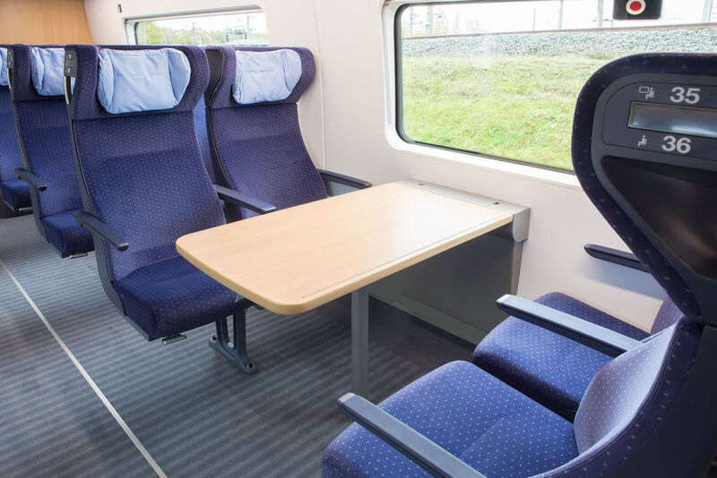 Für mehr Sitzreihen bei gleicher Zuglänge im Vergleich zum ICE 3 wurden Sitze mit sog. Schleppkinematik entwickelt, die weniger Platz benötigen, aber gleichzeitig ergonomisch sind und Komfortansprüche wie Kniefreiheit und stufenlose Verstellbarkeit der Sitzposition erfüllen. (Siemens)