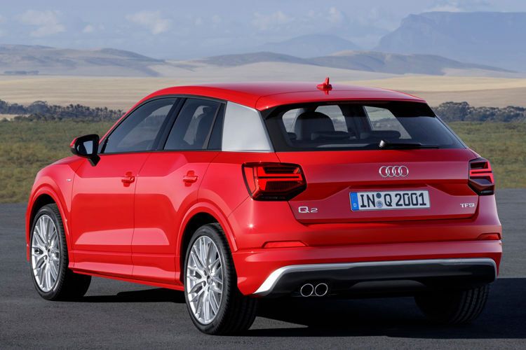 Im Vergleich zu den größeren und rundlich geformten Q3 und Q5 fällt das jüngste Familienmitglied deutlich kantiger aus. (Foto: Audi)