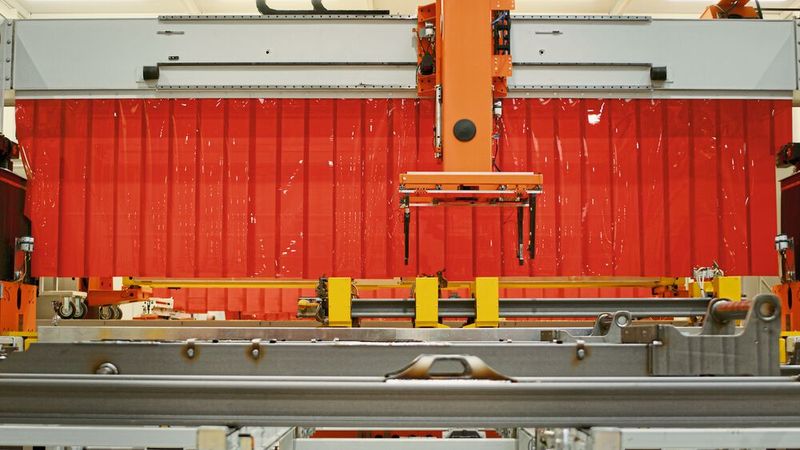 Der Greifer nimmt das geschweißte Bauteil von der Vorrichtung und legt es auf ein Auslauf-Förderband ab. (Bild: Cloos)