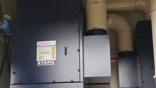 Durch den kompakten Aufbau ist die Stafil-Entstaubungsanlage beliebig kombinierbar und saugstark mittels externem Ventilator. (Invenio)