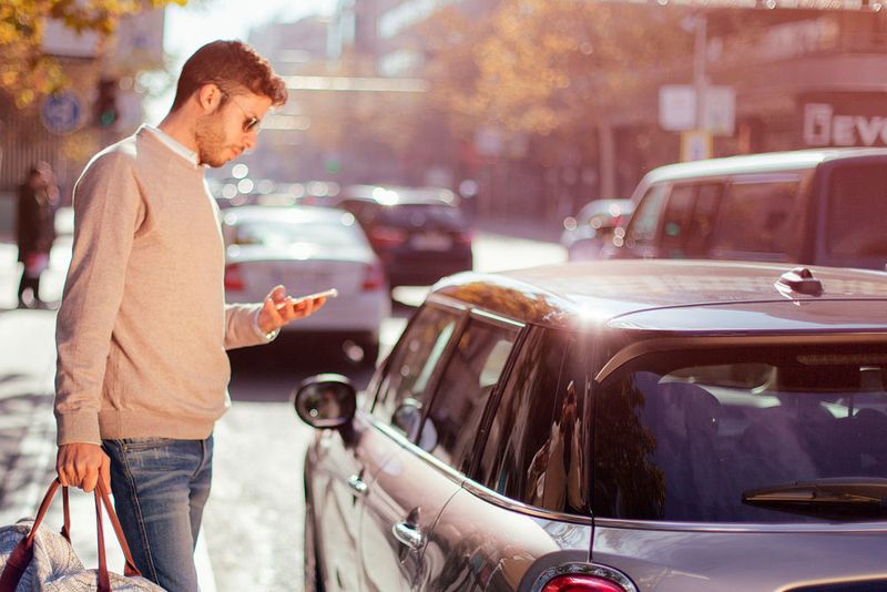 Mit dem Smartphone lässt sich das Auto öffnen, starten und am Ende der Fahr wieder verriegeln. (Mini)