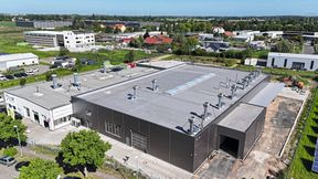 Die neue silbergraue Halle von Isicar in Leipzig übertrifft den bisherigen Betrieb (weiß) in jeder Dimension. Investitionsvolumen: rund sieben Millionen Euro. (Bild: Isicar)