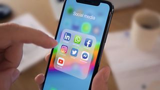 Eine Terminanfrage an die Werkstatt per Messenger, eine Fahrzeuganfrage an den Verkauf über ein soziales Onlinenetzwerk: Omnichannel-Management ist für Kfz-Betriebe eine Herausforderung. (Bild: © Julien Eichinger - stock.adobe.com)