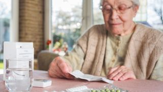 Bis der direkte Abruf von E-Rezepten durch Pflegeheime möglich ist, soll eine Übergangsregelung die Verordnung von Arzeimitteln entbürokratisieren. (Bild: © Ingo Bartussek – stock.adobe.com)