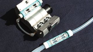 Einmal-Koloskop. Für die Dichtelemente der Antriebshülse hat Spang & Brands eine TPE-Material-Kombination (im Bild Türkis) entwickelt.  (Bild: Thomas Behne)