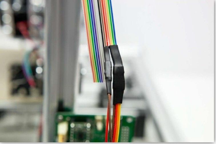 Der 3D-Drucker Velleman K8200 im Aufbau: Befestigung der Kabel (Bild: Velleman nv)