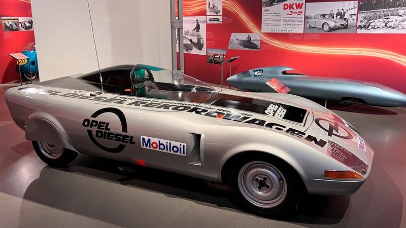 Der Diesel lernt das Rennen: Mit diesem Opel GT erzielten die Rüsselsheimer 1972 Weltrekorde, passend zum Markstart des neuen Modells Rekord II Diesel. Das mit einer aerodynamischen Karosserie versehene Fahrzeug basierte auf dem Opel GT und wurde von einem Vierzylinder-Dieselmotor mit 2068 cm³ Hubraum, Abgasturbolader und einer Leistung von 70 kW (95 PS) angetrieben, wie er auch (in serienmäßiger Form als Saugmotor mit 60 PS) im Opel Rekord verwendet wurde. (Bild: autodrom)