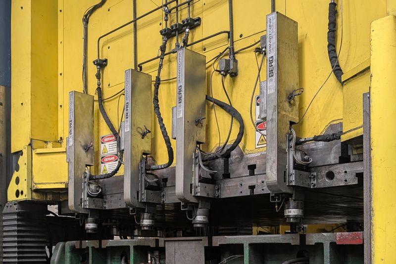 Seit März 2026 sind die intelligenten Spanner und die am Fraunhofer IWU entwickelte Software als Hightech-Nachrüstlösung bei Magna Body & Chassis Germany unter den rauen Produktionsbedingungen des Presshärtens im Einsatz.  (Bild: Magna Body & Chassis Germany GmbH)