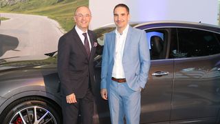 Piergiorgio Cecco, Chef von Maserati in Deutschland, Österreich und der Schweiz (li.), eröffnete mit Scherer-Geschäftsführer Christian Scherer den Showroom vor 150 Gästen. (Bild: Scherer-Gruppe)