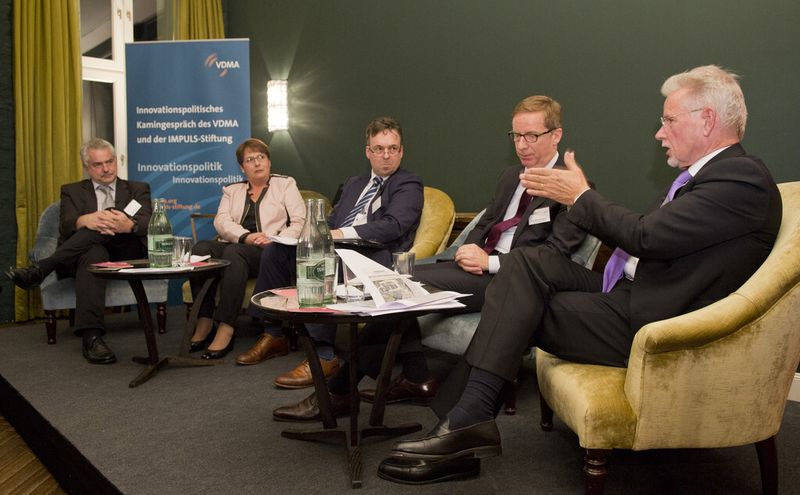 Rege Diskussion in Berlin zur Frage nach dem richtigen Qualifikationsmix in Deutschland: (vlnr) Andreas Scheider (Trumpf), Patricia Lips (MdB), Hartmut Rauen (VDMA), Prof. Michael Hüther (IdW), Dr. Manfred Wittenstein (Impuls-Stiftung) (Michael Gottschalk/photothek.net)