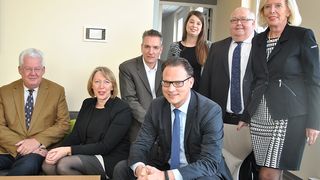 Die Jury nach getaner Arbeit: (v. re.) Marion Johl (Santander Consumer Bank), Uwe Imbach (Car Garantie), Katharina Leybold (»kfz-betrieb«), Jascha Bräuer (Santander Consumer Bank), Wolfgang Michel (Chefredakteur »kfz-betrieb«), Silvia Lulei (Chefredakteurin »Gebrauchtwagen Praxis«), Joachim von Maltzan (»kfz-betrieb«). (Foto: Richter)