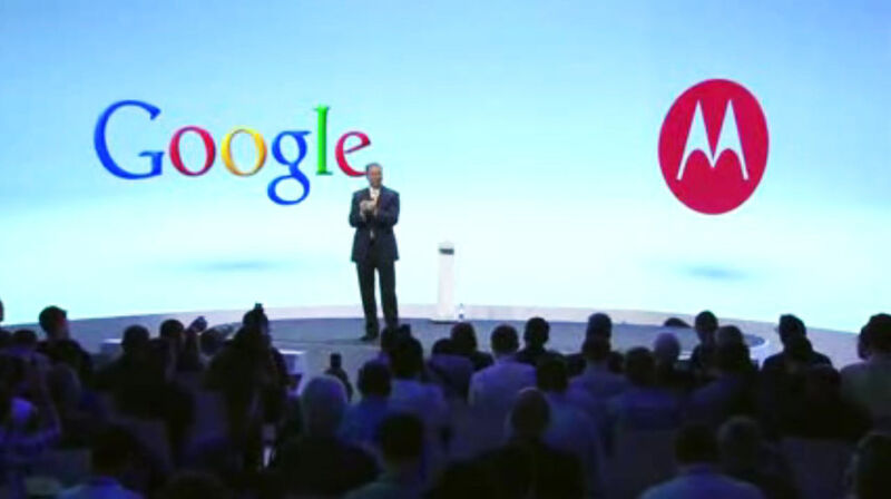 Google-Aufsichtsrats-Chef Eric Schmidt eröffnete die Präsentation der ersten Motorola-Smartphones, die unter dem Dach von Google entstanden sind. (Archiv: Vogel Business Media)