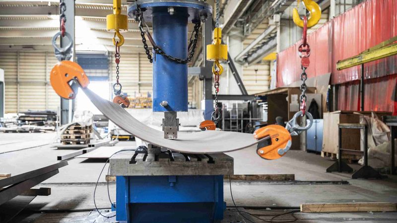 Das 3D-Messsystem ermöglicht den Soll-Ist-Vergleich bei der kaltplastischen Umformung von Stahlblechen in Echtzeit.(Bild:  Fraunhofer IOF)