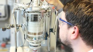 Dank eines neuen Sensors ist es künftig möglich, den Herstellungsprozess von Wandfarben und Lacken direkt und in Echtzeit im Reaktionsbehälter zu untersuchen. (Fraunhofer IAP)