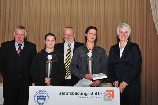 Auf der Siegerehrung bekamen alle Teilnehmer ihre Glückwünsche von (v. li.) Georg Petersen, Vorsitzender des ZDK-Berufsbildungsausschusses, Horst Kruse, Präsident der HWK Lübeck und ZDK-Geschäftsführerin Birgit Behrens. Hier rahmen sie die beiden Sieger Anja Schramm (Wettbewerb für Kfz-Mechatronikerinnen) und Jona Weller ein. (Archiv: Vogel Business Media)