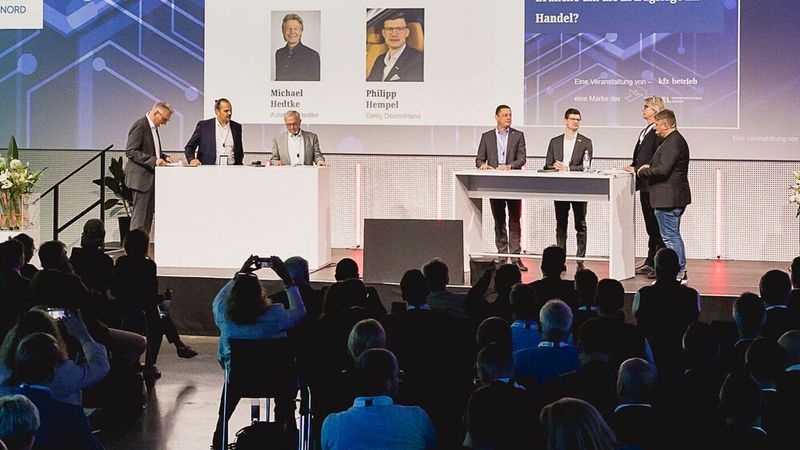 Die angespannte Ertragslage im Handel war das Thema einer von Wolfgang Michel (li.) und Dr. Martin Achter (re.) moderierten Podiumsdiskussion auf dem Automotive Business Day. Johannes Alings (v.li.), Stellantis, Peter Plagens, Gehrke-Econ-Gruppe, Michael Briante, ZDK , Philipp Hempel, Geely und Michael Hedtke, Autohaus Hedtke, schätzten die aktuelle Situation ein.(Bild:  Stefan Bausewein)