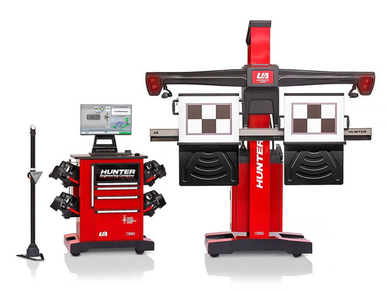 Hunter Engineering Company hatte den Ultimate ADAS vorgestellt. Das Ultimate ADAS vermeidet fehleranfälliges Aufbauen bei statischen Kalibrierungen. Es kombiniert die Hunter Achsvermessung mit einem einfach bedienbaren System zur Platzierung der Kalibriermittel. Patentierte, auf Gimbals montierte Laser sind die Schlüsselkomponenten. Sie ersetzen das Hantieren mit Laserpointer und Maßbändern und senken laut Hunter die Aufbau-Zeiten und Abläufe um bis zu 70 Prozent. (Bild: Hunter)