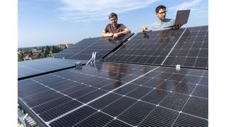 Armin Buchroither (rechts) und Thomas Neubauer vom Institut für Elektrische Messtechnik und Sensorik der TU Graz am faltbaren Solarmodul FLAPTrack.  (Bild: Lunghammer - TU Graz)