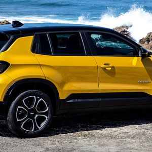 Im Boden des Jeep steckt ein Akku mit einer Kapazität von 54 kWh.(Bild:  Jeep)