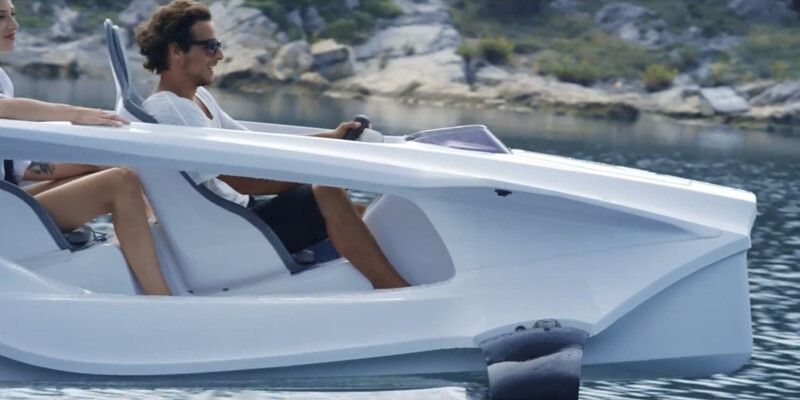 Zum Abheben – das elektrische Tragflächenboot Quadrofoil (Quadrofoil)