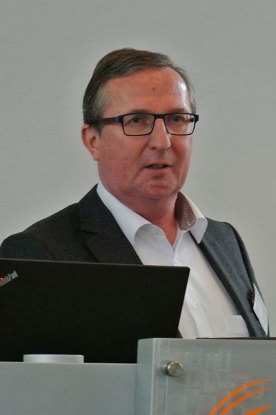 Peter Schenk von der Accurapuls GmbH stellt die Klopftechnik als Oberflächenveredelung vor. Diese Technik ist eine Kombination aus hochpräziser computergesteuerter 3D-Regelung und dem historisch bekannten Verfahren des Festklopfens bzw. Dengelns.  (Ulrich Schamari)
