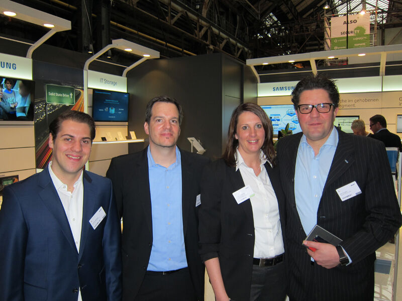 (v. l.) Simon Wnkler, Markus Eisemann und Dirk Schäfer, Samsung, mit Monika Göckede, ALSO  (Bild: IT-BUSINESS)