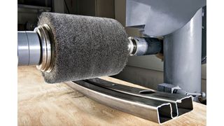 Angetriebene Walzenbürste von Kullen-Koti in der Oberflächenbearbeitung von Stahlrohrprofilen. (Bild: Kullen-Koti)