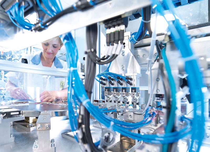 Blick in die Technologiefabrik von Festo in Scharnhausen: In der Elektronikfertigung produzieren 200 Mitarbeiter auf über 6000 Quadratmetern Fläche komplexe elektronische Baugruppen und Produkte. (Bild: Festo)