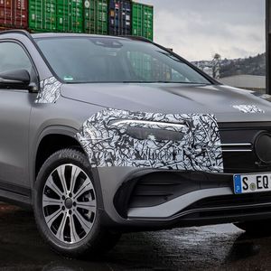 Los geht es mit dem EQA 250, den ein 140 kW/190 PS-Motor über die Vorderachse antreibt.(Bild:  Benjamin Bessinger)