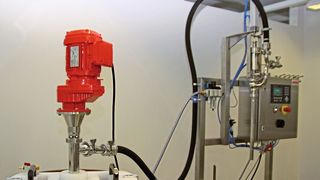 Hochviskose Medien aus Fässern halbautomatisch in kleinere Gebinde abfüllen mit dem Flux-Fill WT (PROCESS/Wühr)