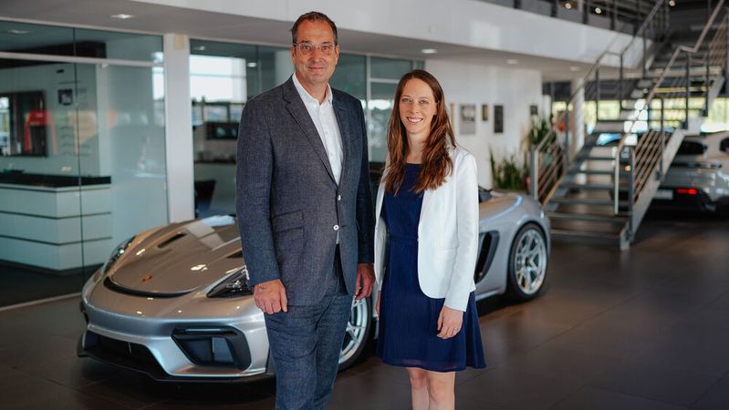 Seit 75 Jahren ist Spindler Porsche-Händler. Das Porsche Zentrum Würzburg wird seit August 2025 von Karsten Blank und Jeannine Krenn geführt.(Bild:  Nils Sieber/ Autohaus Gruppe Spindler)