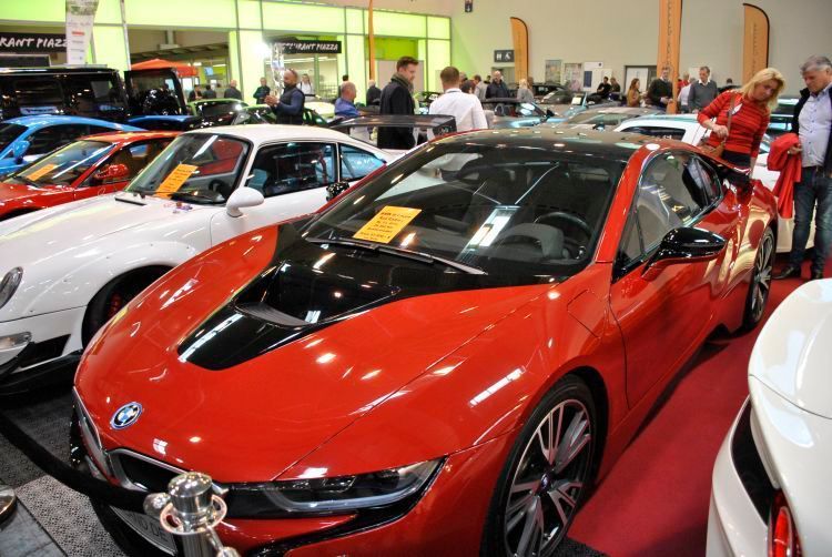 Sie werden immer jünger auf Oldtimermessen: Die Autos, die man „Neo Classics“ oder „Prestige Cars“ nennt. Ob sich wirklich jemand auf einer Classic-Messe für diese Ausstellungsstücke interessiert? (Dominsky)