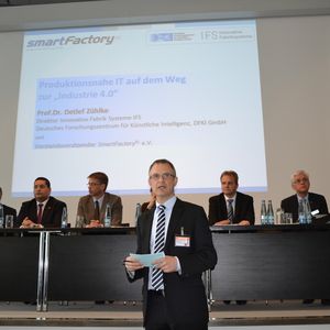 Frank Jablonski, Leiter Online bei PROCESS, begrüßte mehr als 130 Teilnehmer der MES-Tagung.