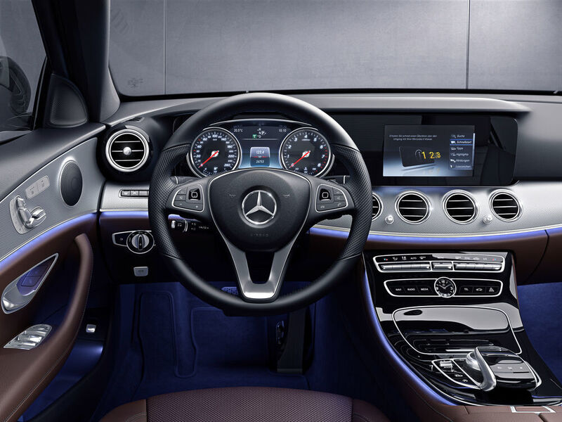 Mercedes-Benz E-Klasse, Interieur mit Ambientebeleuchtung.  (Daimler)