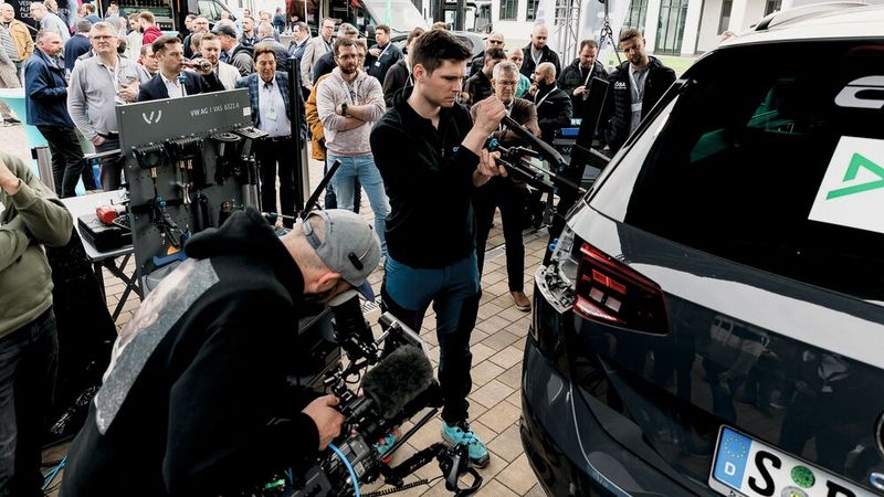 Während der Würzburger Karosserie- und Schadenstage wurde ein Hochvoltfahrzeug live repariert. Dabei wurden die Besonderheiten bei der E-Fahrzeug-Reparatur beleuchtet.(Bild:  Stefan Bausewein)