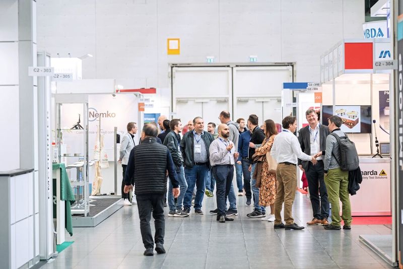 Die EMV, internationale Expo & Conference für elektromagnetische Verträglichkeit, wird vom 24. bis 26. März 2026 wieder zur zentralen Wissens- und Präsentationsplattform. (Bild: Copyright: Mesago / Mathias Kutt)