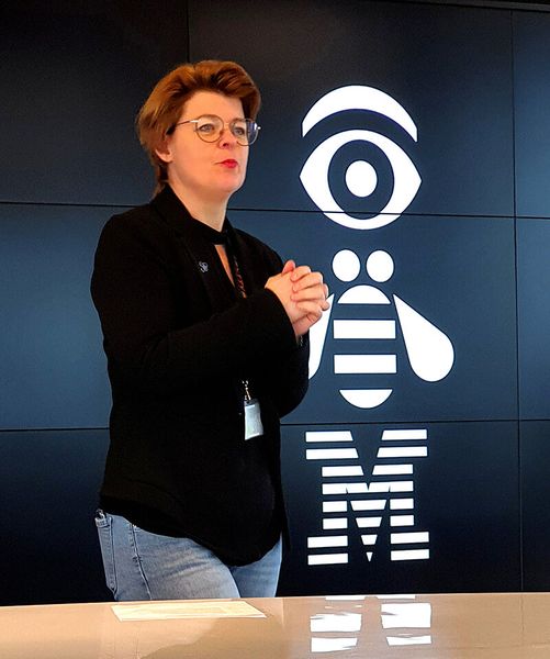 Annette Hodapp ist Communications Leader im IBM Watson Center München. Das Foto entstand kurz vor dem Corona-Lockdown, real vor Ort bei IBM, im März 2020 . (Bild: Harald Karcher)